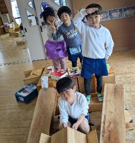 プレイコーナーで積み木遊びをする