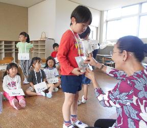 英語講師と子ども達が楽しく遊んでいます