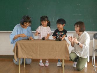 おはなしころりんの方と一緒に遊んでいる子ども達
