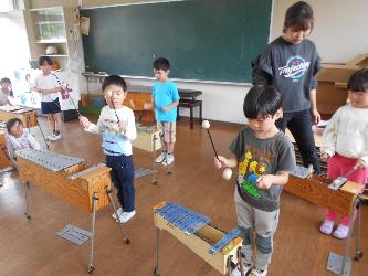 オルフ楽器を演奏している子ども達