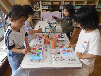 絵具を使って絵を描く子ども達