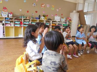 降園前の時間に、先生と子ども達が手遊びをしている