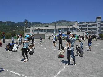 市民体育祭に親子で参加し、触れ合い遊びを楽しんでいる
