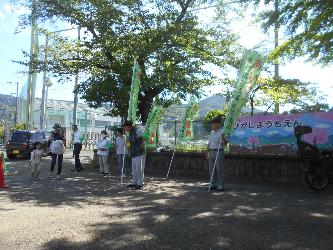 地域の方があいさつ運動で正門の前に立ち、子ども達に挨拶をしている