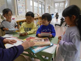 好きな絵本を選び借りる子ども達