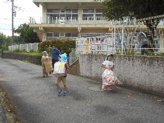 年長児が資源ごみをストックハウスに運んでいる