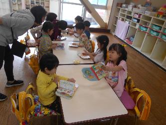 登園後、シールを貼っている子ども達