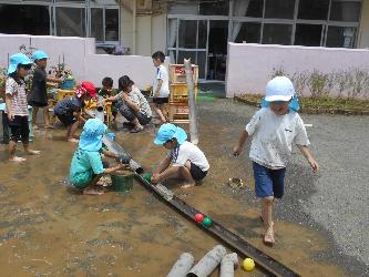 園庭で泥遊びを楽しむ子ども達