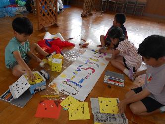 夏祭りの準備で看板を作っている子ども達