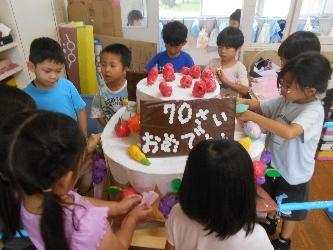 幼稚園の70周年記念をお祝いしてケーキを作る子ども達