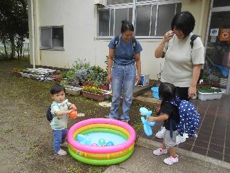 親子でヨーヨー釣りを楽しんでいる
