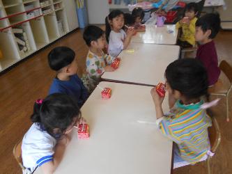 子ども達がみんなで牛乳を飲んでいる