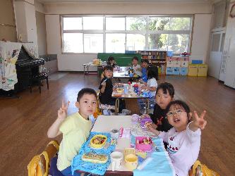 子ども達がみんなでお弁当を食べている
