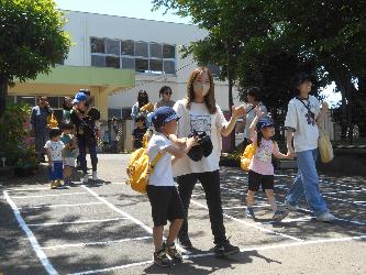 子ども達と保護者が一緒に降園をしている