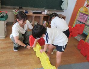一時預かり保育 マルチパネを使ってお家作り