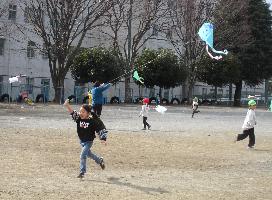 小学校の校庭で凧揚げ 「見てみて！こんなに上がったよ」