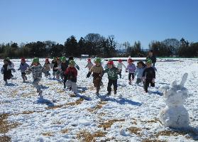雪が降った日に降下場で雪遊び みんなで「よーいどん」