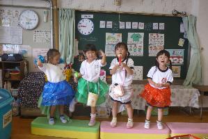 仲良しの友達とアイドルごっこ 曲に合わせて歌やダンスを披露