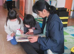 絵本の読み聞かせ