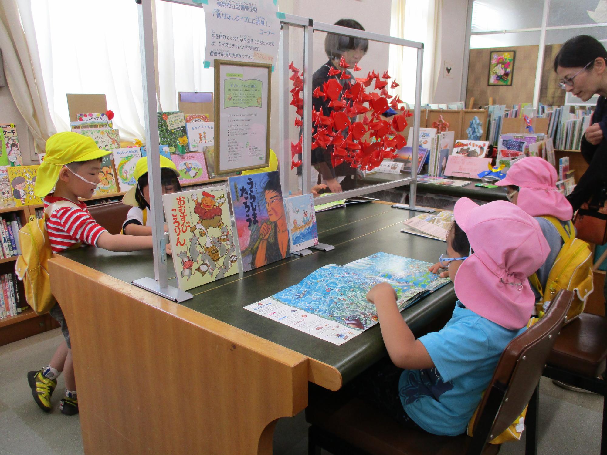 上公民館の図書室で絵本をよむ幼児