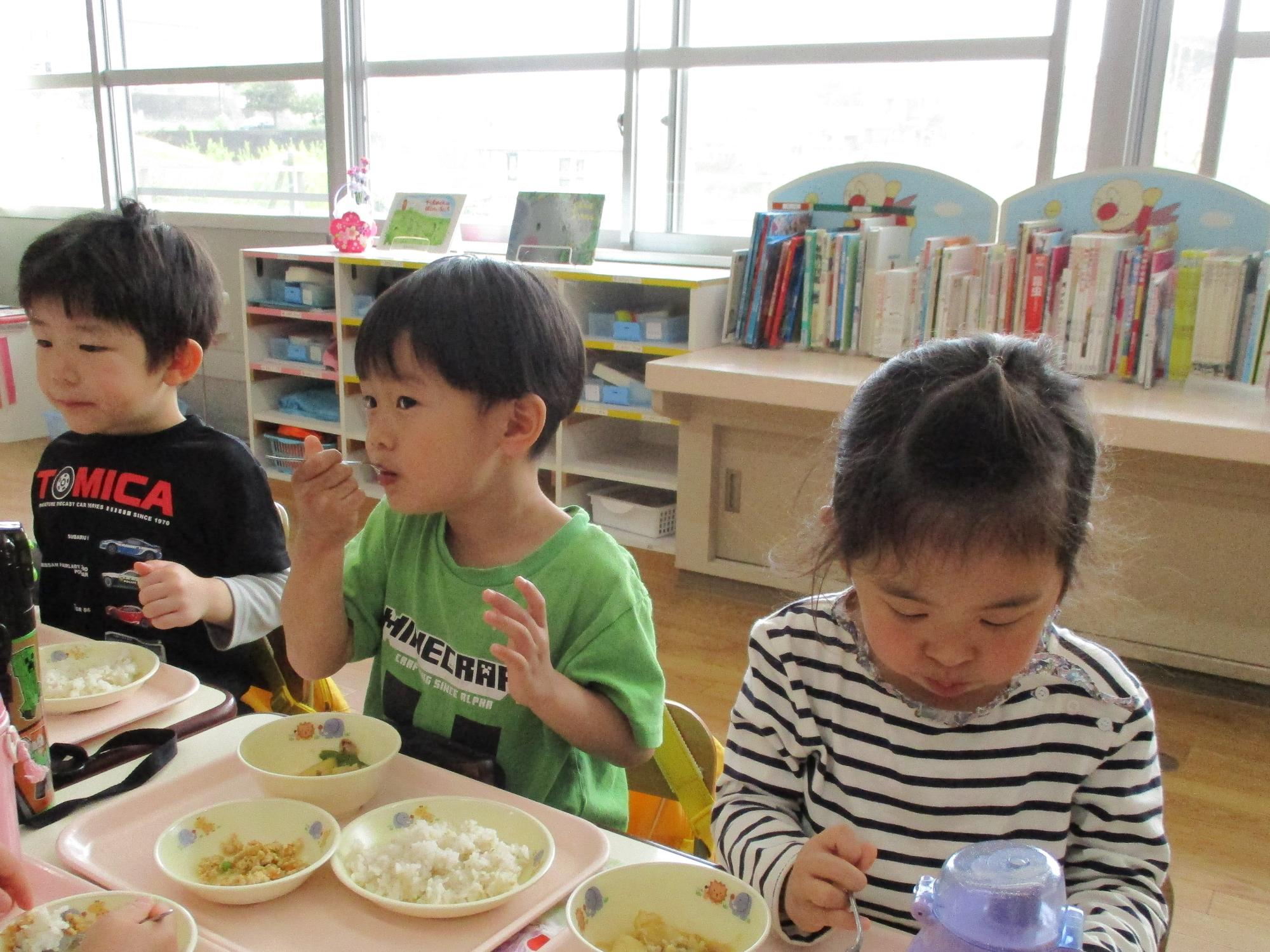 友達と一緒に美味しい給食を食べている