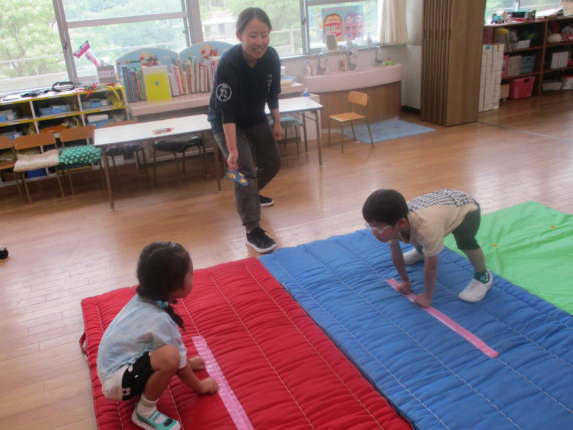 相撲対決を友達と行っている