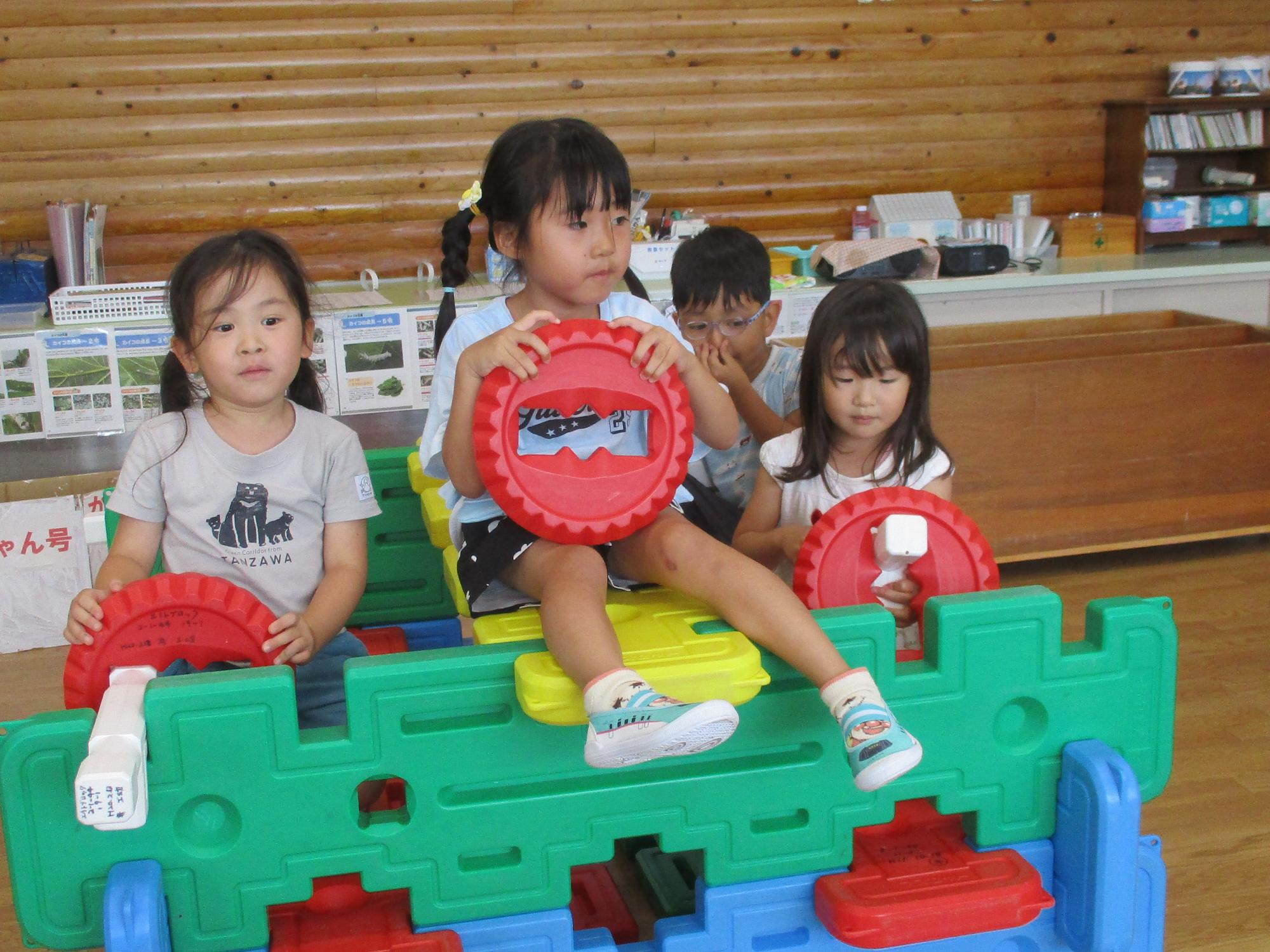 預かり保育で子ども達が大型積み木で遊んでいる