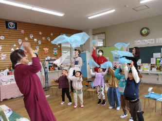 子ども達がわらべ歌遊びをしています