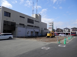 重機や工事用の柵が設置されており、一部解体されている様子を写した消防署の写真
