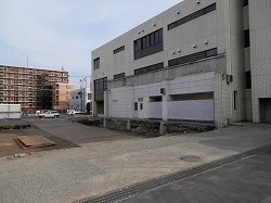 部分的に解体工事が行われている消防署と、その手前にある広大な空き地を写した写真