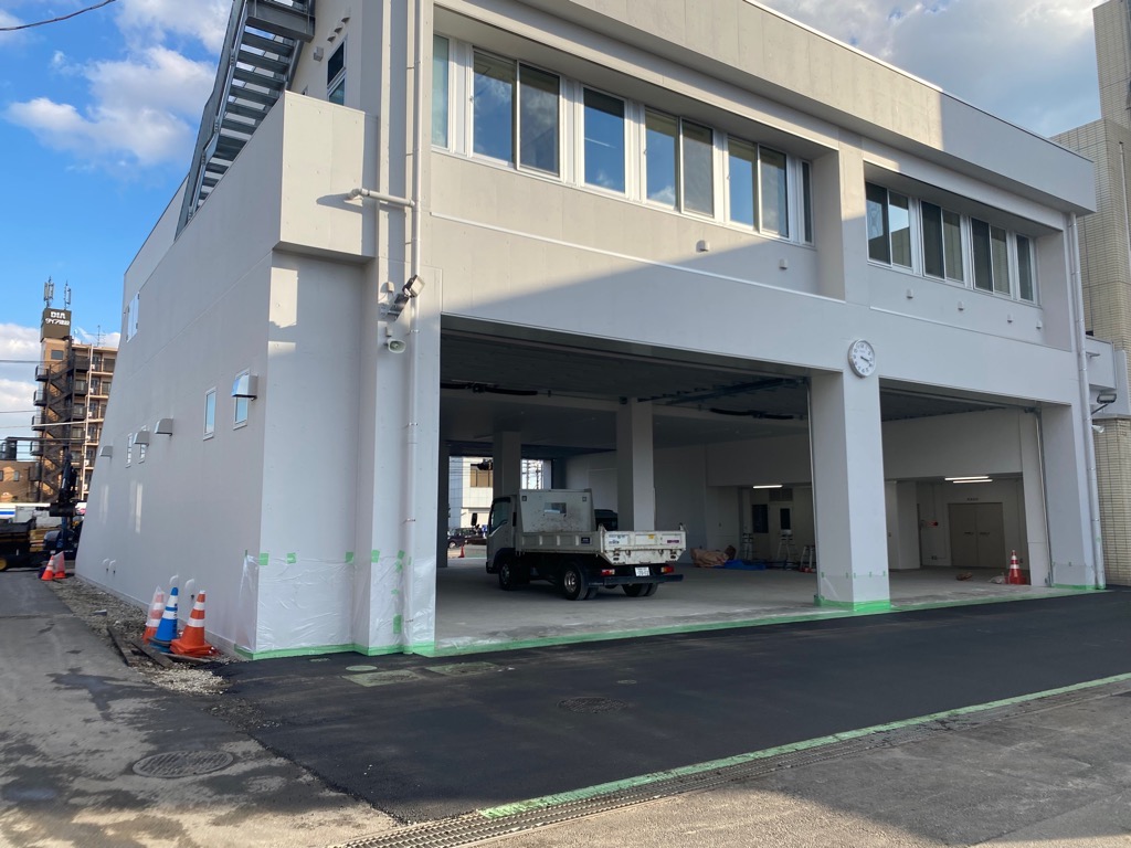 改修工事中の消防署の外観を写した写真