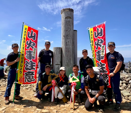 塔ノ岳山頂で記念撮影　特別ゲストのやぎちゃん、田中陽希さん