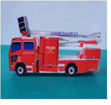 車体の上部にある白い梯子が斜め上に少し伸ばされ、真横から撮影されたペーパークラフトの屈折はしご車の写真