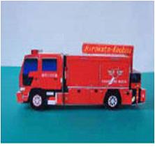 車体側面には翼のようなマークが描かれ、荷台の上には看板が設置されている真横から撮影されたペーパークラフトの赤い救助工作車の写真