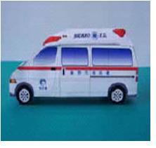 車体側面には文字やマーク、屋根には赤色灯が設置され、白い車体に赤いラインが入った真横から撮影されたペーパークラフトの救急車の写真