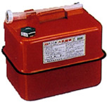 赤色をしたガソリン携行缶の写真