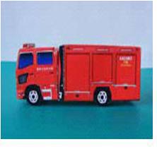 車体側面には扉や収納スペースの線が描かれている真横から撮影されたペーパークラフトの赤いタンク車の写真