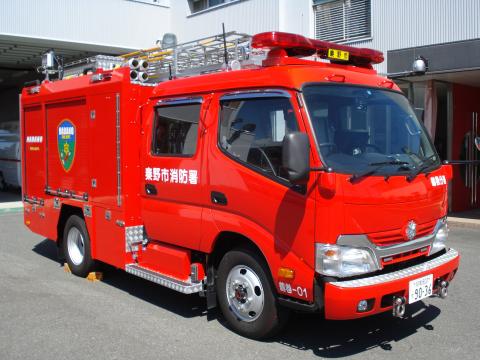 赤色の中型消防ポンプ車で、車体の側面には「秦野市消防署」と白い文字が書かれており、屋根には消防用装備が搭載されている消防署西分署の消防車の写真