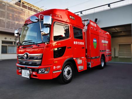 赤い車体に「秦野市消防署」と書かれた大型の消防車を斜め前から撮影した消防署西分署の化学車の写真