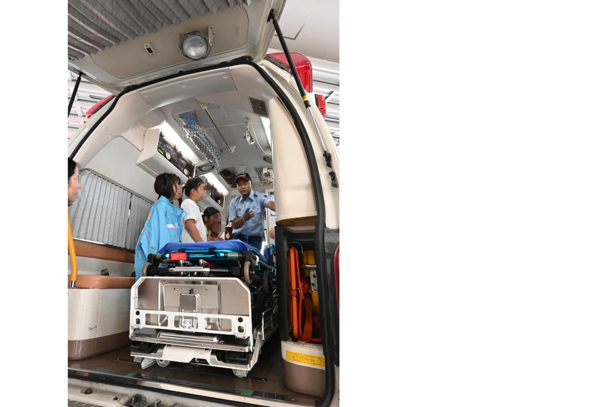 救急車内見学