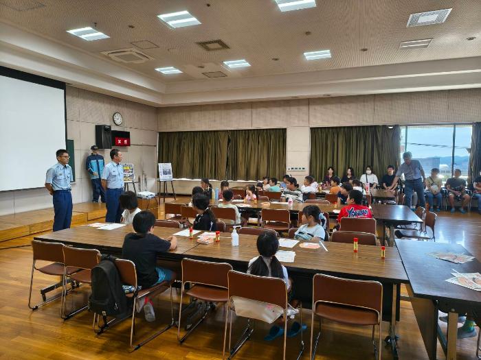 消防管理課職員がキッズに挨拶及び説明している