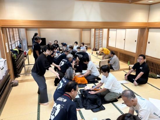 聴覚障害者協会の会員が心肺蘇生法を実施している画像