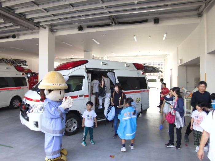 子供たちが救急車の周りで見学している