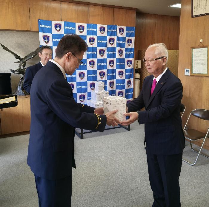 秦野市消防長が市民からN95マスクを寄贈されている写真