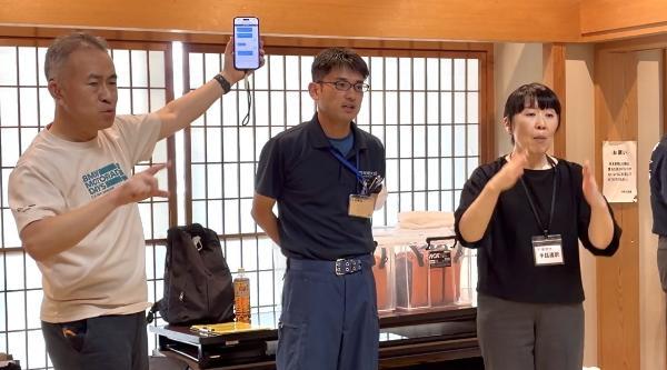 聴覚障害者協会の会員がNET119通報システムの通報訓練を実施している画像