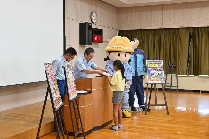 子供たちが誇らしげに任命証を受け取っている