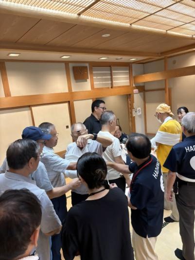 聴覚障害者協会の会員が三角巾を使用して骨折の固定訓練の画像
