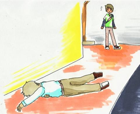 手前に白いシャツとベージュのズボンを履いた男性がうつ伏せに倒れており、奥に立つ緑の服の男性がその様子に気づき、驚いた表情で見つめている傷病者発見時のイラスト