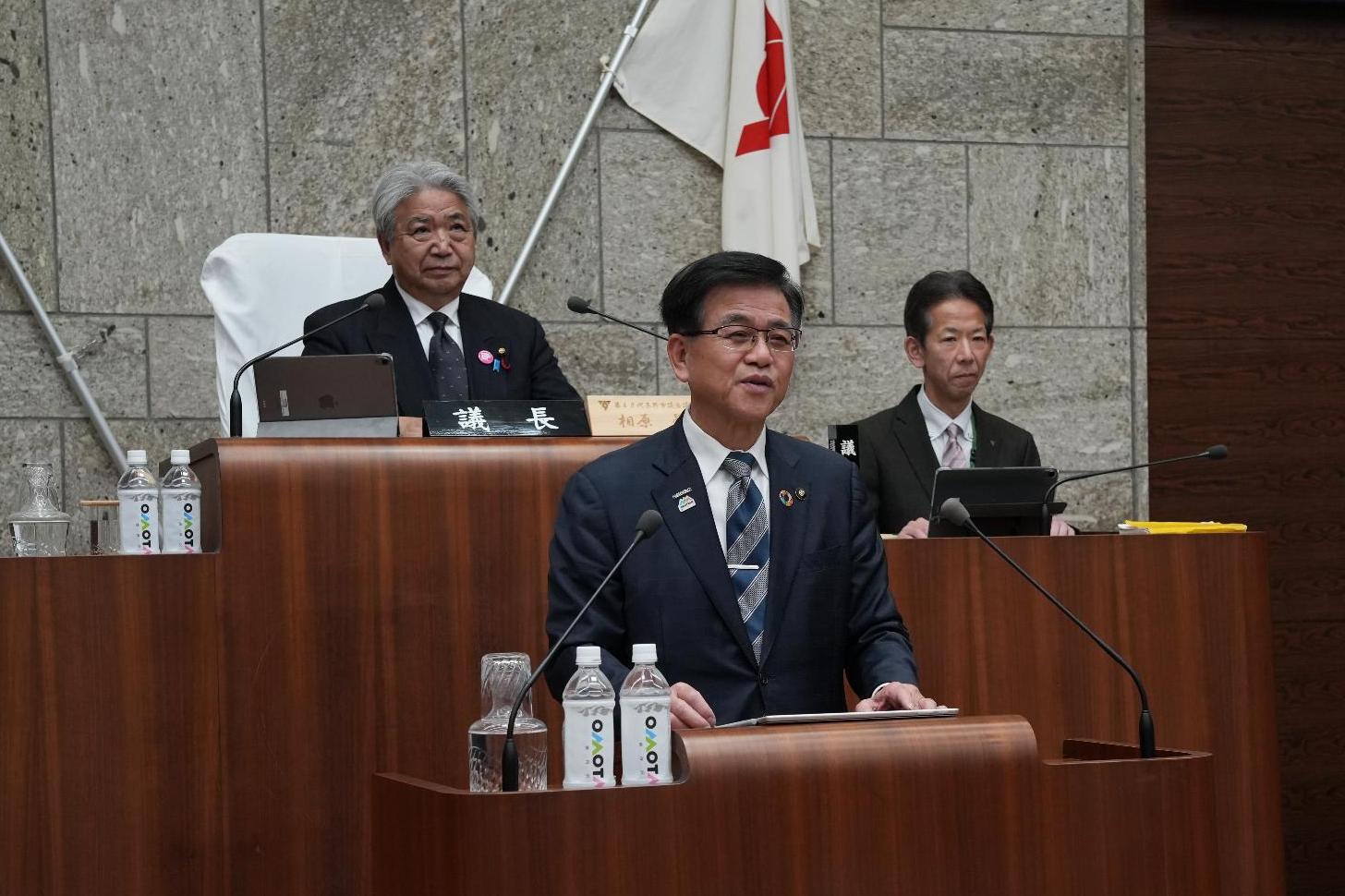 施政方針を述べる秦野市長