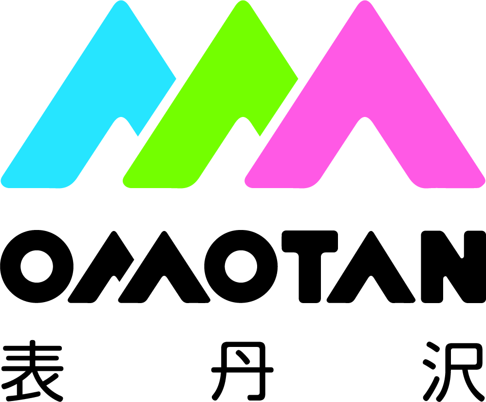 水色・黄緑色・ピンク色の3色の三角形を組み合わせた山型の図形と、その下に黒い太字のローマ字で「OMOTAN」、さらに下に日本語の漢字で「表 丹 沢」と書かれたロゴマーク